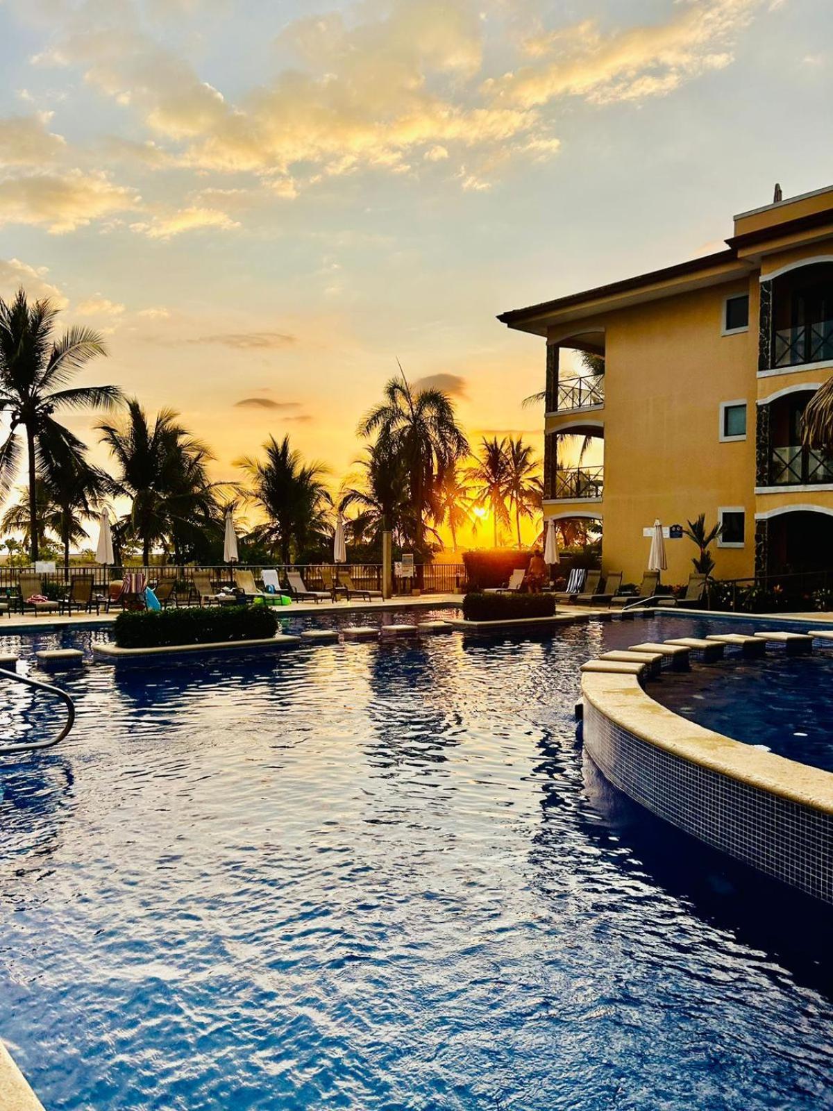 De Lujo En Playa Jaco, Frente Al Mar, Wifi, Ac, Parqueo Privado Y Piscinas Jacó