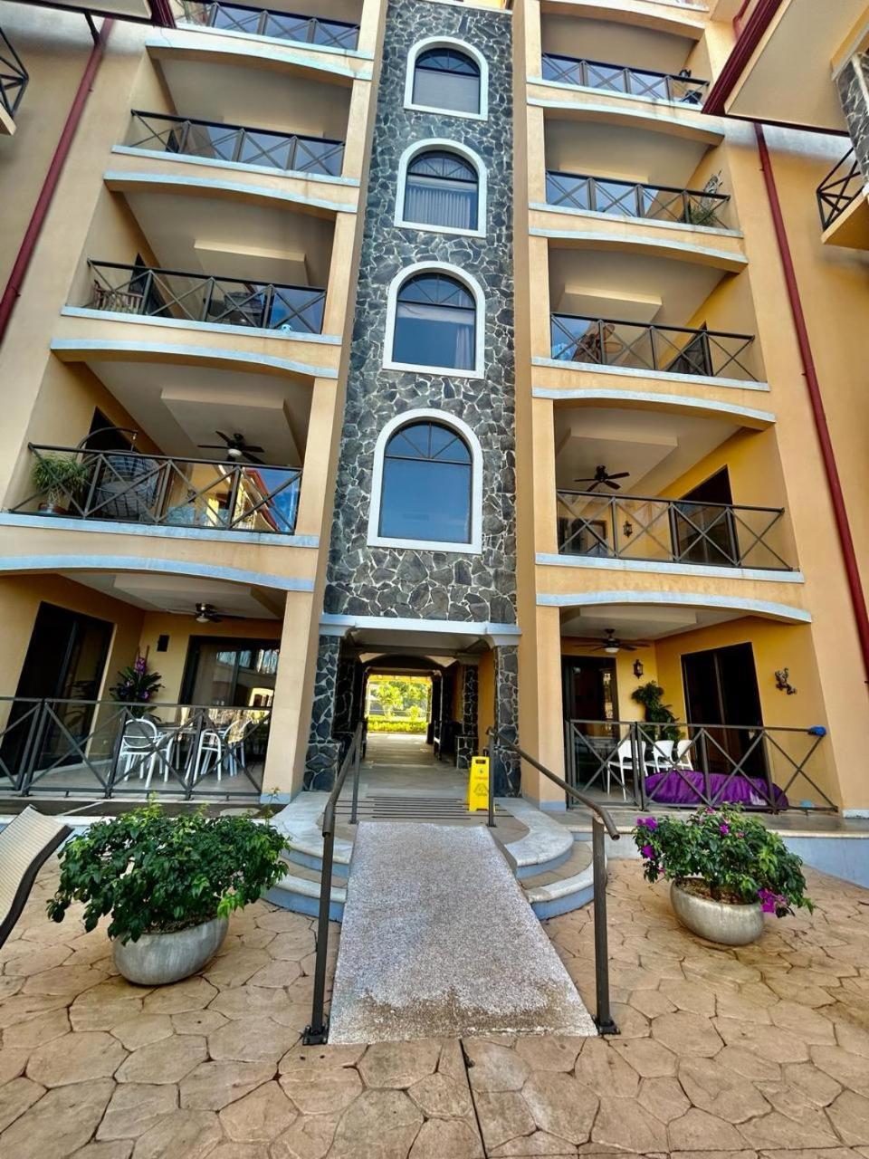 Appartement De Lujo En Playa Jaco, Frente Al Mar, Wifi, Ac, Parqueo Privado Y Piscinas