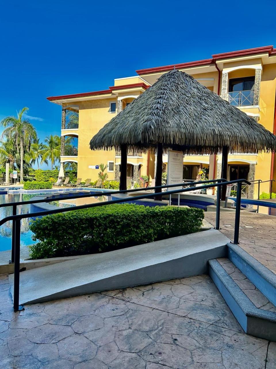De Lujo En Playa Jaco, Frente Al Mar, Wifi, Ac, Parqueo Privado Y Piscinas *